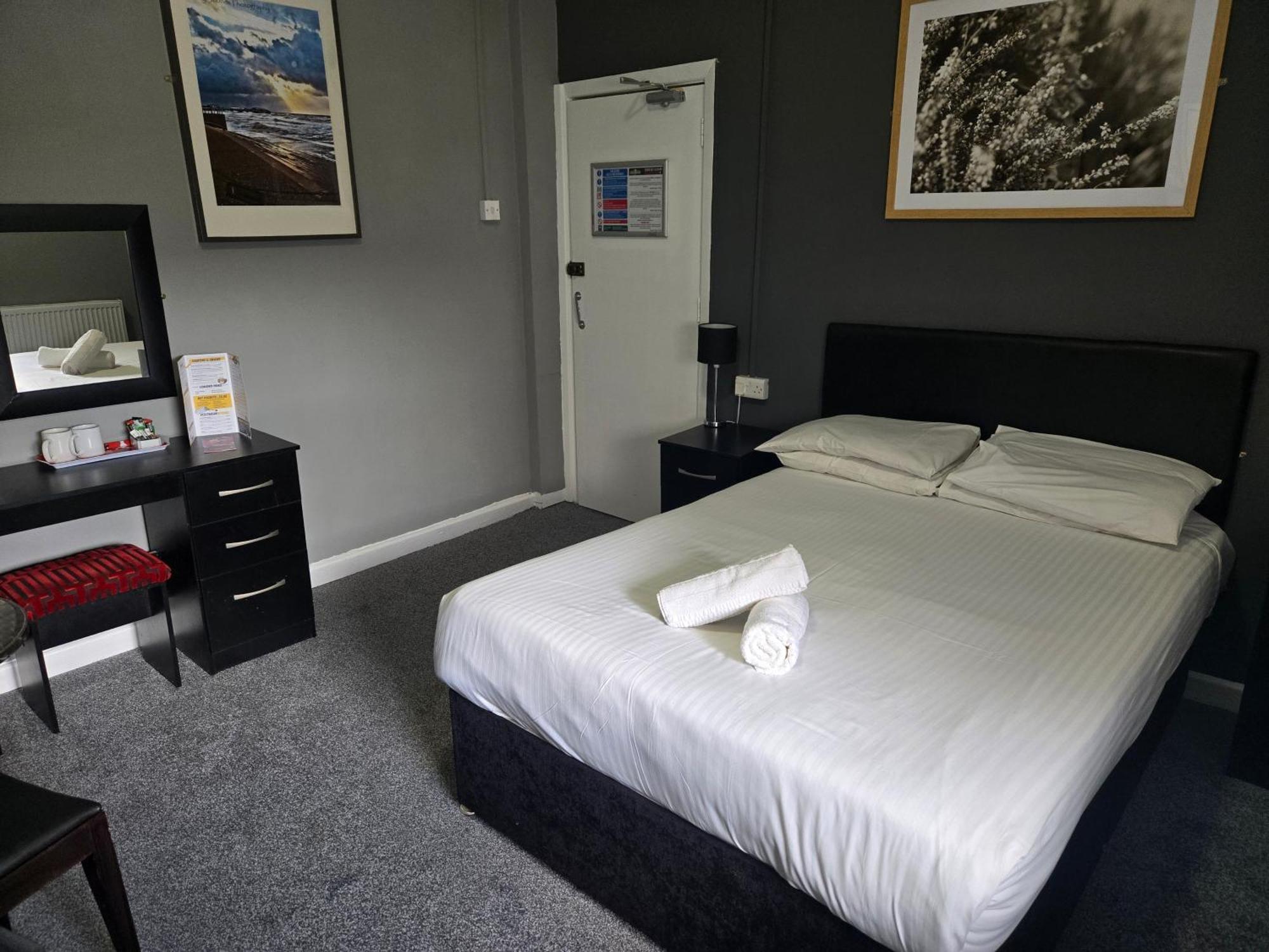 Peek-A-Booze - Budget Hotel - Adults Only Blackpool Extérieur photo
